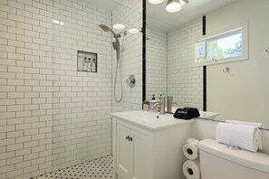 Shower, hair dryer, towels, soap - Club Ed Charleston (Charleston)