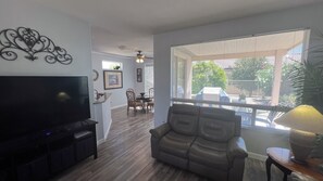 Smart TV, reproductor de DVD, libros y monitor de computadora 