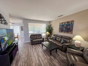 Smart TV, reproductor de DVD, libros y monitor de computadora 