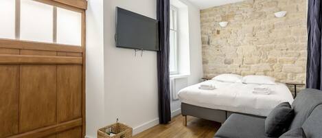 2 habitaciones, tabla de planchar con plancha, wifi y ropa de cama