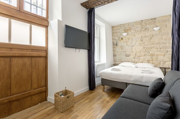 2 chambres, fer et planche à repasser, Wi-Fi, draps fournis