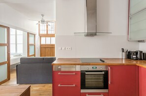 Frigorifero, microonde, forno, piano cottura