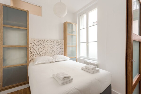 2 bedrooms, iron/ironing board, WiFi, bed sheets