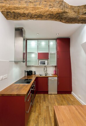 Frigorifero, microonde, forno, piano cottura