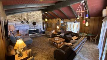 Televisión, chimenea, reproductor de DVD, mesa de ping pong