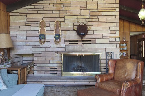 Beautiful 2 Story Cabin Short Hop Away from Mountain High Ski