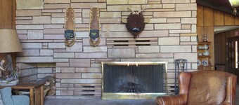 Beautiful 2 Story Cabin Short Hop Away from Mountain High Ski