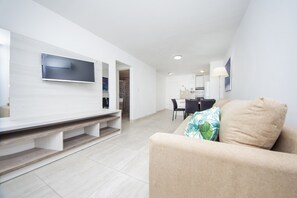 아파트, 침대(여러 개), 금연 | 거실 | 케이블 채널 시청이 가능한 32인치 LED TV, TV