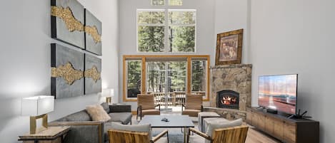 Een smart-tv, een open haard, een dvd-speler en boeken