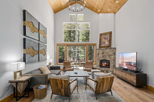 Forest Hideaway – Luxe Pet-Friendly Escape w/AC Near Donner Lake in Tahoe Donner