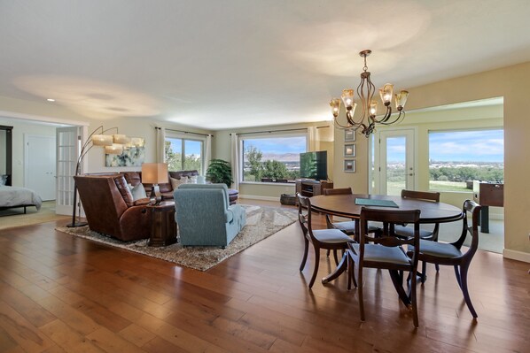 Dining - Panoramic Views overlooking the Colorado River Valley (Grand Junction)