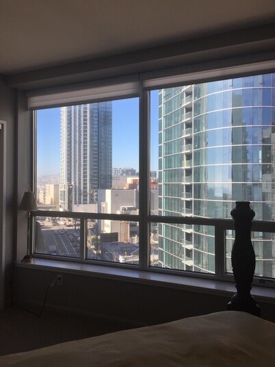Amazing city & bay views! 2 bed, 2 bath, best location, parking, pool, gym, spa!