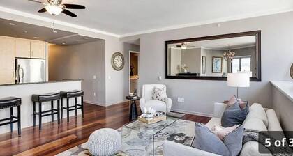 Amazing city & bay views! 2 bed, 2 bath, best location, parking, pool, gym, spa!