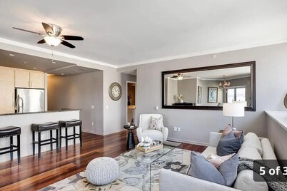 Amazing city & bay views! 2 bed, 2 bath, best location, parking, pool, gym, spa!