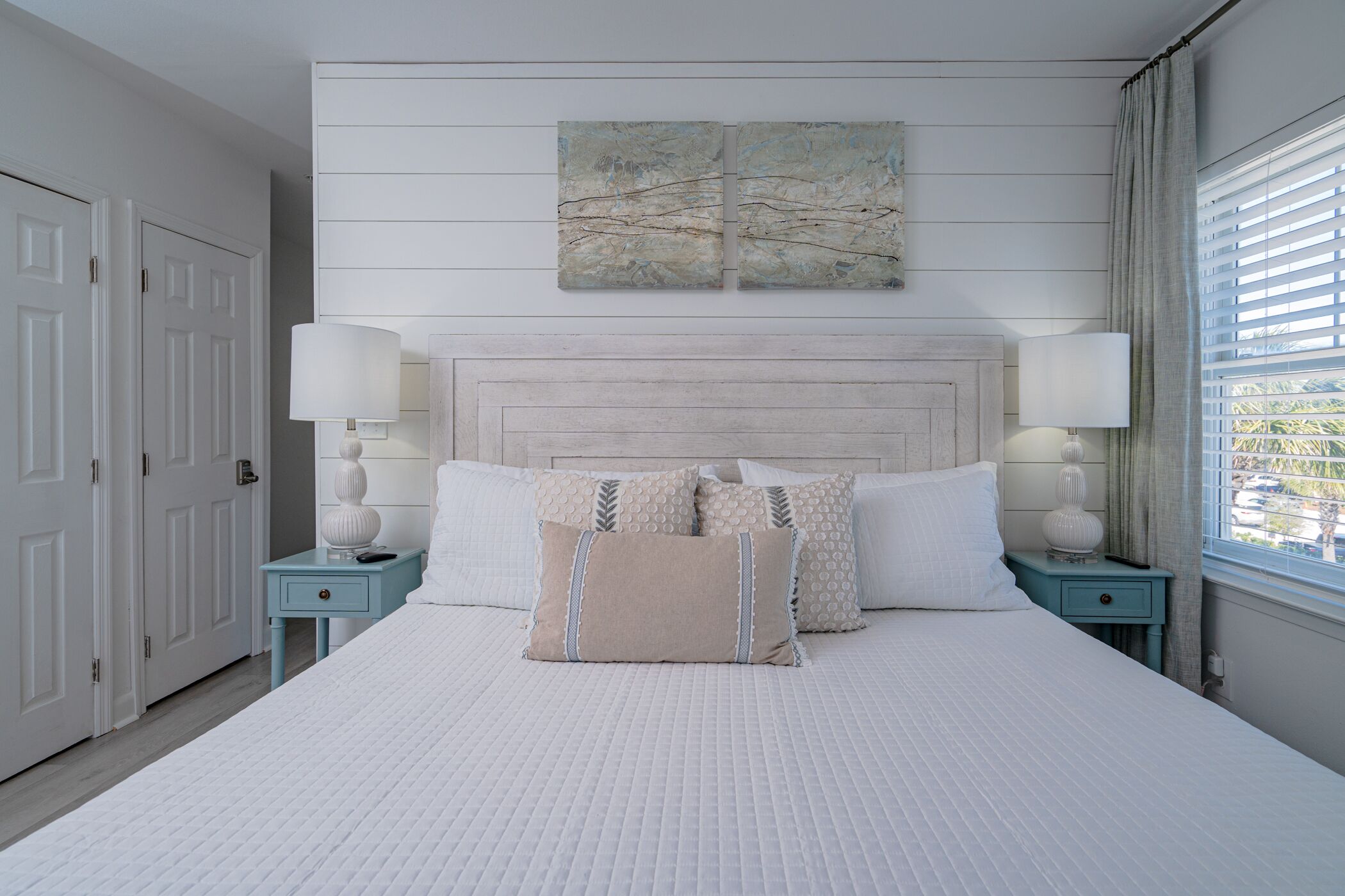 1 chambre, coffre-fort, fer et planche à repasser, lit de bébé portatif