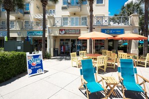 Un café frente al mar con terraza y un cartel que dice 'Sunrise Coffee Co.'