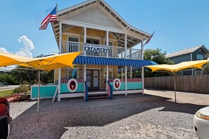 Un edificio de dos pisos con un letrero que dice 'Blue Mountain Beach Creamery'.