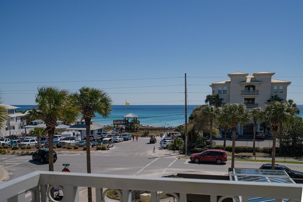 Un hotel costero con vistas a la playa y al océano.