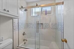 Combined shower/bathtub, hair dryer, towels