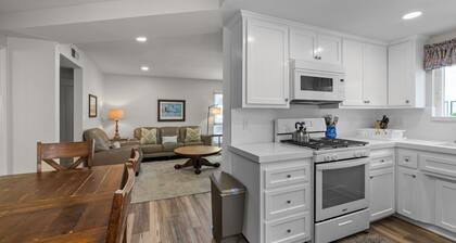 4BR/3BA Classic Island Home - Easy access to Beaches w/ new AC and updates