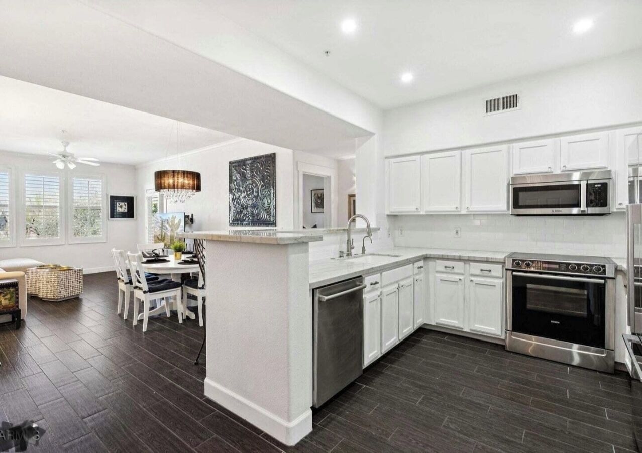 Frigorífico, microondas, horno y placa de cocina