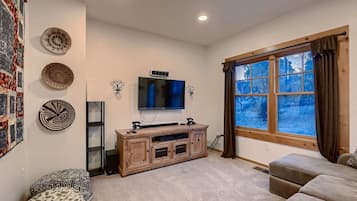 Smart TV, fireplace, stereo