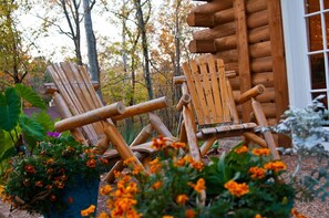 Property grounds - Nicely Appointed Cabin in Scenic Setting. Family-friendly, Romantic Too!  (Arrington)