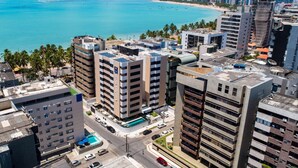 A high-rise hotel with multiple floors, a rooftop pool, and a view of the beach and ocean. - Comfort Hotel Maceio (Maceió)