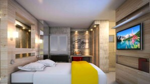 A modern hotel room with a large bed, a TV mounted on the wall, and a small desk area. - Comfort Hotel Maceio (Maceió)