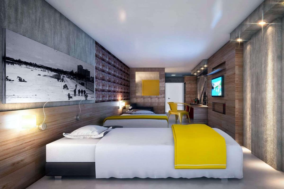 Une chambre d’hôtel moderne avec deux lits, une grande œuvre d’art au mur, un téléviseur et un bureau avec une chaise.