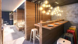 Une cuisine moderne avec un îlot central en bois, des tabourets de bar et des luminaires suspendus.