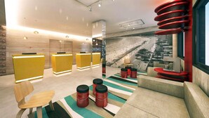 A modern lobby with reception desks, seating areas, and a large window with a view of a cityscape. - Comfort Hotel Maceio (Maceió)