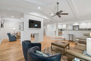 Smart TV, chimenea, reproductor de DVD y tenis de mesa 