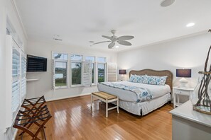 5 bedrooms, desk, iron/ironing board, free WiFi