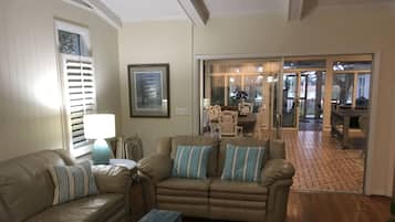 Smart TV, fireplace, DVD player, table tennis