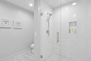 Ensemble douche/baignoire, articles de toilette écologiques