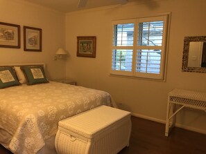 5 quartos, escrivaninha, ferros/tábuas de passar roupa, berço de viagem