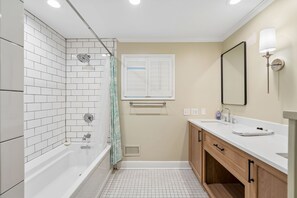 Combined shower/bathtub, eco-friendly toiletries, hair dryer, towels