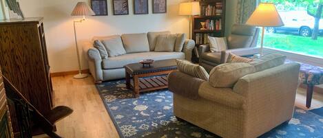 Smart-TV, Kamin, Bücher