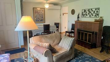 Älytelevisio, takka, kirjoja