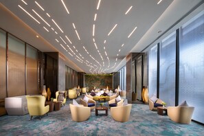 Melayani sarapan dan sarapan siang