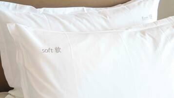 Dos almohadas blancas con texto.