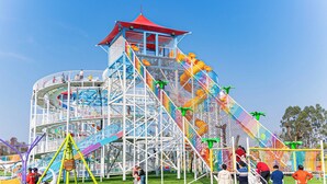 A multi-level amusement park structure with various slides and climbing areas. - Holiday Inn Shunde by IHG (Foshan)