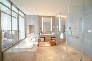 Shower, rainfall showerhead, free toiletries, hair dryer - Holiday Inn Shunde by IHG (Foshan)