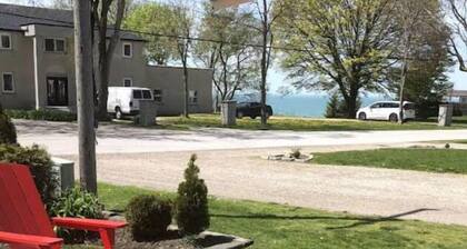 Beautiful, clean 3 bedroom
4 min walk to the beach, splashpad & playground.