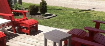 Beautiful, clean 3 bedroom
4 min walk to the beach, splashpad & playground.
