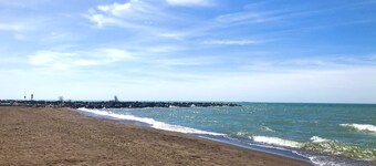 Beautiful, clean cottage, 4 min walk to the beach/playground. Many wineries!