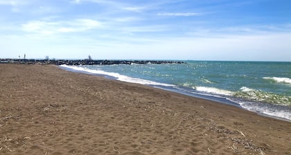 Beautiful, clean cottage, 4 min walk to the beach/playground. Many wineries!