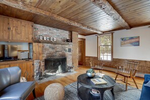 Smart TV, fireplace, DVD player, table tennis