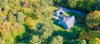 Two Chimneys: 5 br, a/c, fireplace, deck & hot tub, firepit, garage!